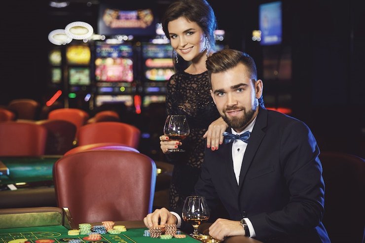 Studio Evolution Gaming dengan dealer profesional menampilkan meja blackjack, roulette, dan baccarat